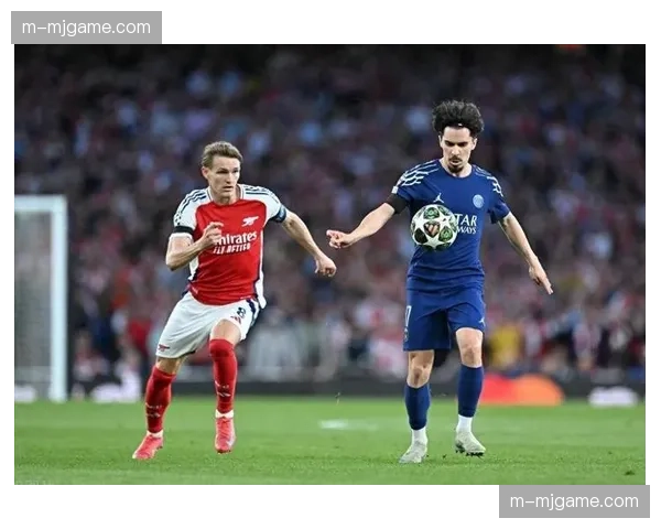 红牌！维罗纳后卫对克瓦拉茨赫利亚严重犯规，被直接罚下。