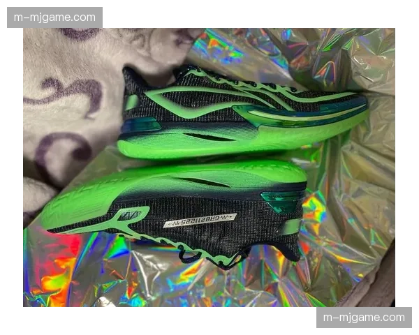 运动品牌推出新一代智能战靴，内置传感器可实时反馈球员急停变向数据辅助战术分析。