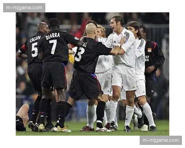 现场直击：蒙彼利埃主场球迷抗议球队高层，比赛一度中断